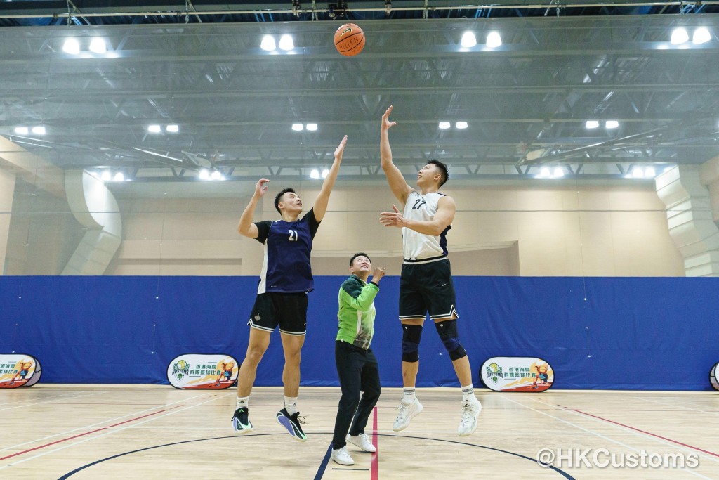 香港海關關長陳子達（中）親臨現場身體力行支持賽事，主持開球禮及擔任頒獎嘉賓。