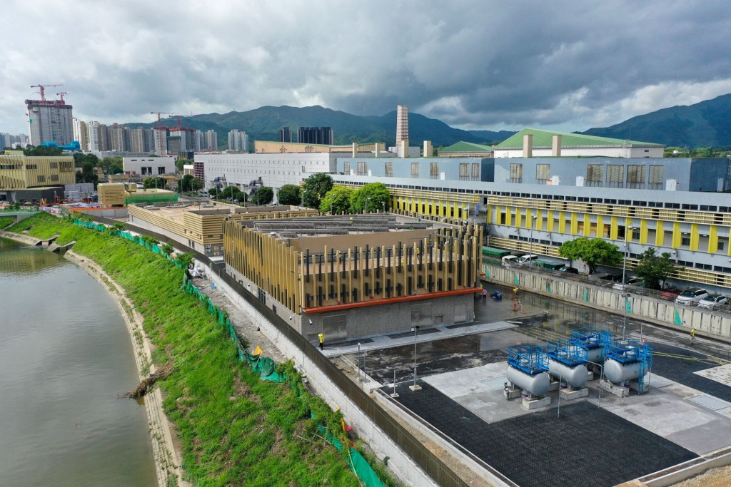 藉着石湖墟污水處理廠重建工程的契機，水務署在石湖墟興建再造水廠，為部分經石湖墟污水處理廠三級處理後的排放水加入次氯酸鈉，作進一步處理，生產再造水。圖為石湖墟再造水廠。（發展局網誌）