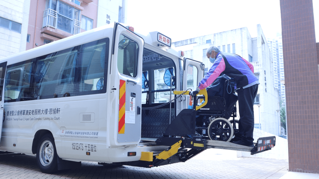 龍哥堅持每次出車,一手一腳協助院友上下車。 龍哥堅持每次出車,一手一腳協助院友上下車。