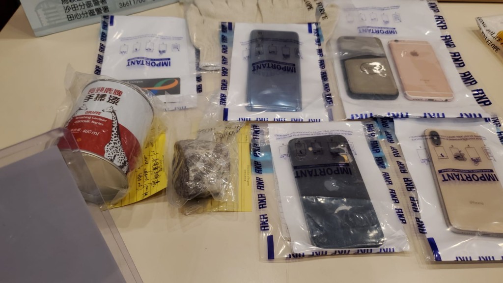 警方在行動中檢獲大量證物包括借貸文件及收數用工具等。林思明攝