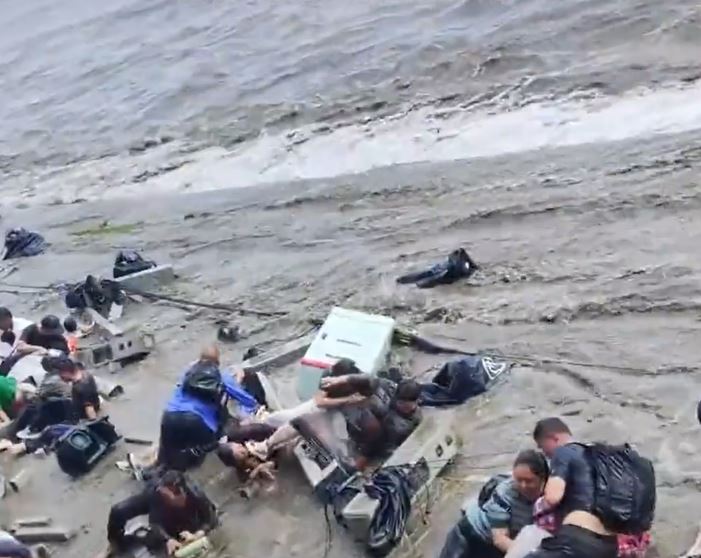 钱塘江大潮冲毁护栏致两游客受伤。