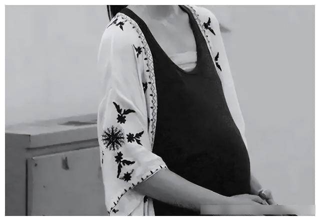 距婚禮舉行前數日，周曉軍發現李小燕懷有姦夫骨肉。示意圖