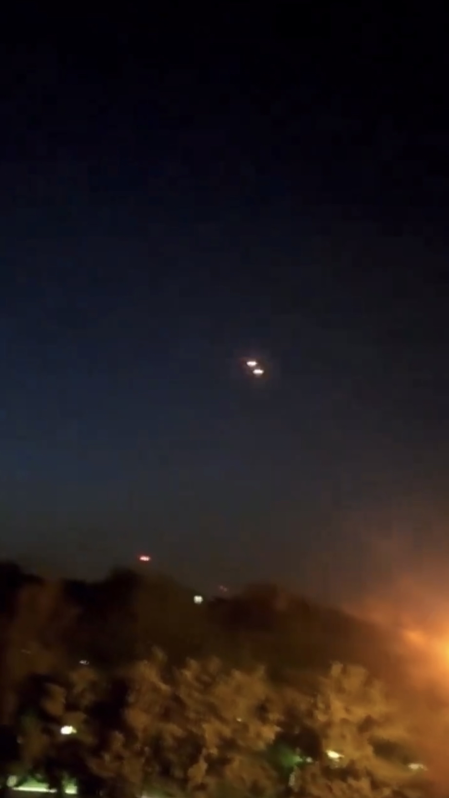 網傳影片指伊朗伊斯法罕和納坦茲附近被以軍轟炸，天空中火光閃動。 X