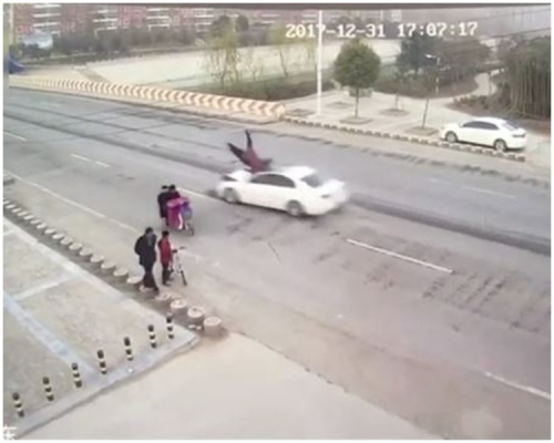 范女被撞飛，當場死亡（網上圖片）