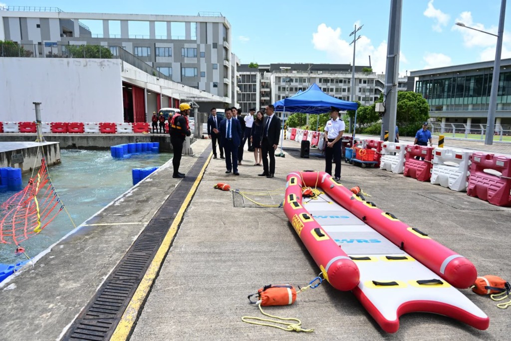 代表團參觀消防及救護學院，並視察消防處專隊演練和先進救援裝備展示。消防處FB圖片