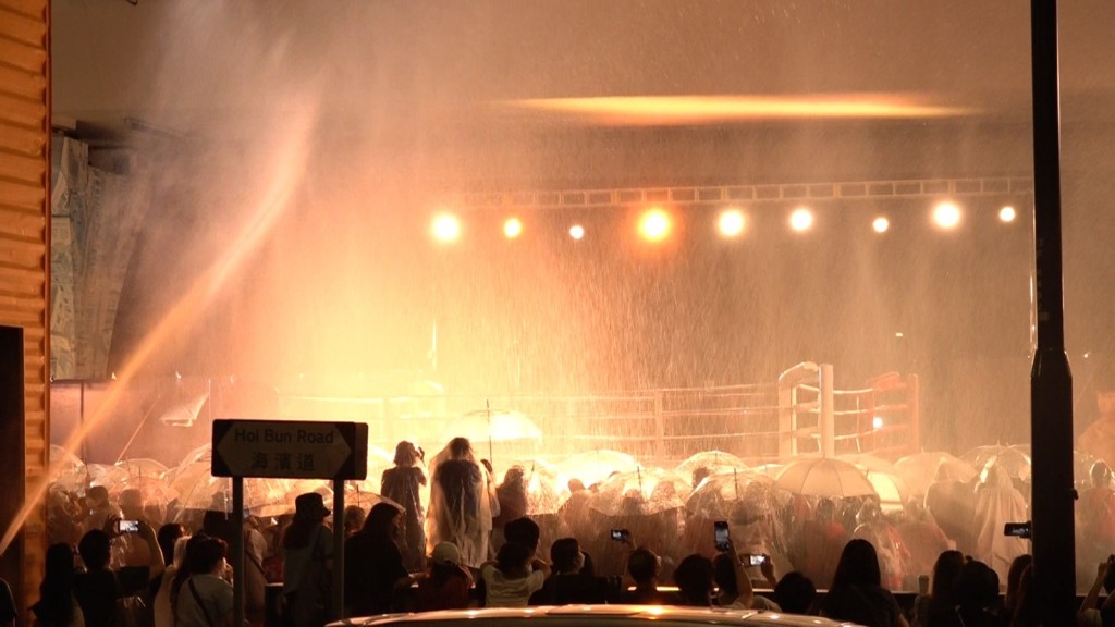 劇組出動大型水車製造落雨場面，在場fans一齊撐起透明雨傘以配合拍攝。