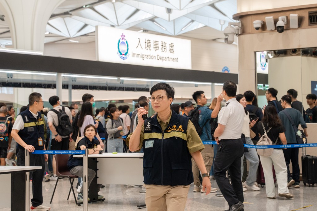 政府今(15日)舉行舉行第二次大型演練,並進行跨部門反恐及重大事故演習,入境處亦有參與當中。入境處提供 政府今(15日)舉行舉行第二次大型演練,並進行跨部門反恐及重大事故演習,入境處亦有參與當中。入境處提供