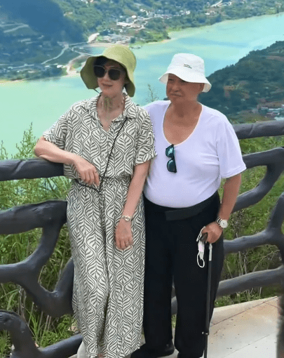 洪金寶和高麗虹恩愛。