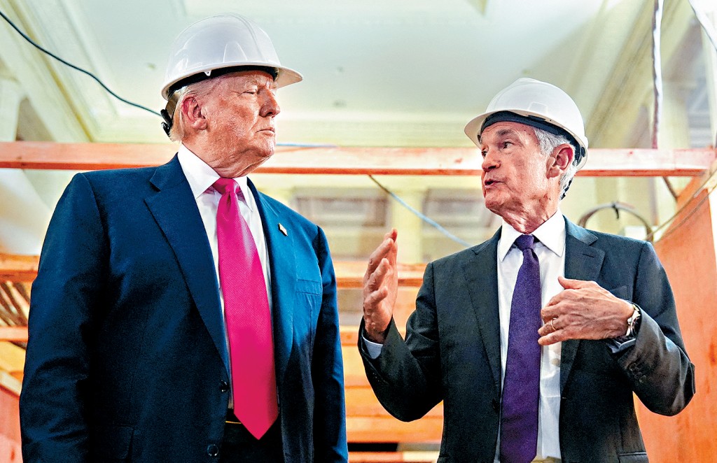 特朗普去年7月由聯儲局主席鮑威爾陪同，參觀正進行翻修的聯儲局大樓。