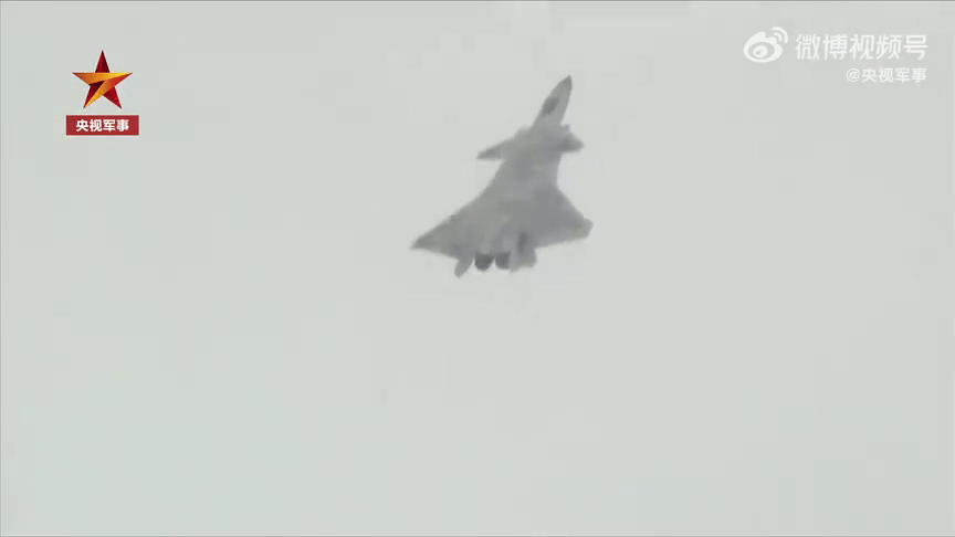 歼-20战机进行单机飞行表演中，展示了空中垂直跃升。