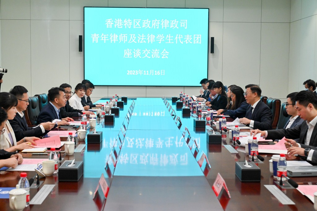 張國鈞（右三）和代表團其他成員在深圳與深圳前海合作區人民法院院長卞飛（左三）會面。