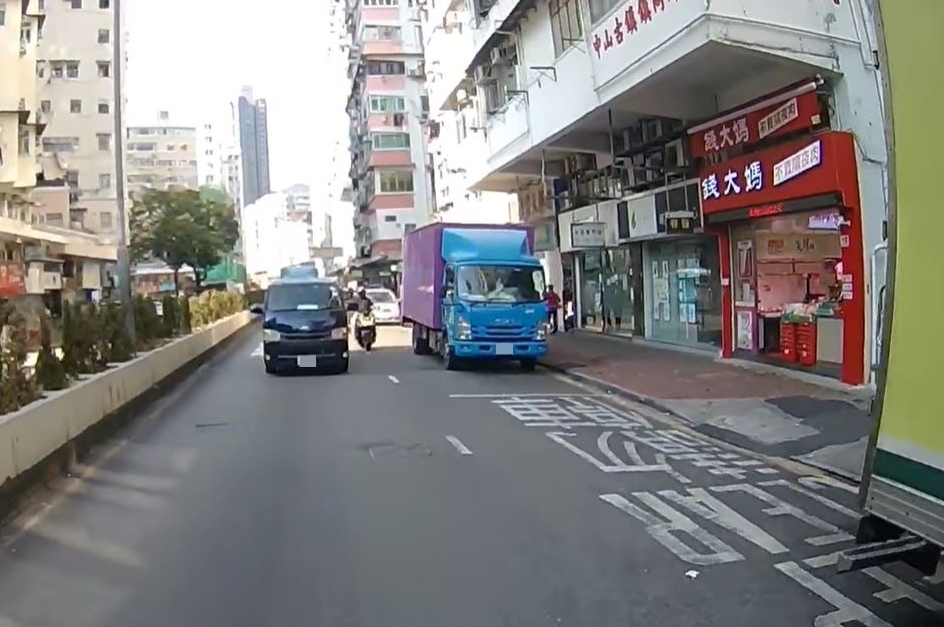 慢線路邊泊有車輛。fb車cam L（香港群組）影片截圖
