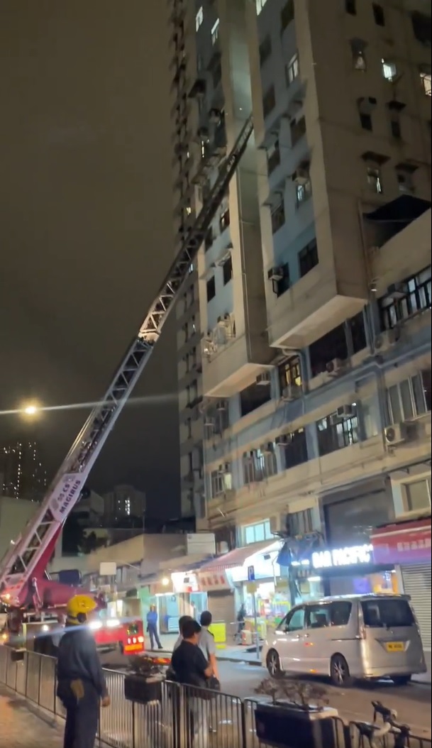 消防駕雲梯檢查同座大廈其他冷氣機有否安全隱患。(香港突發事故報料區FB)