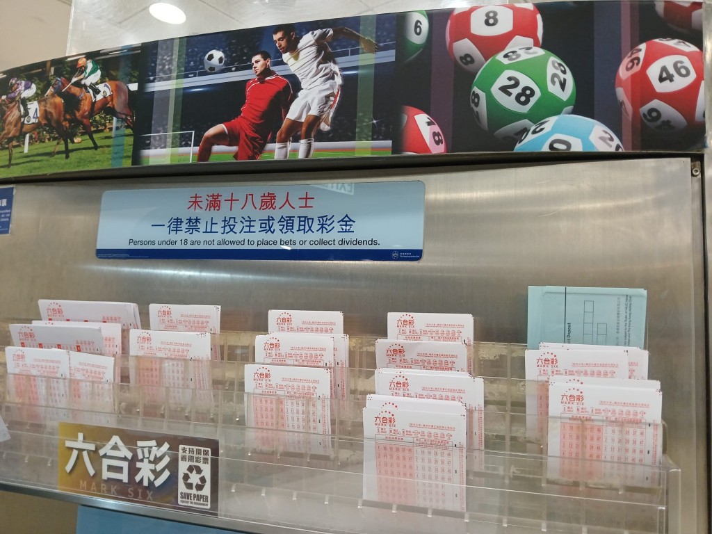 有心水清的網民發現,近期六合彩攪 珠結果藏著一項驚人規律,並透過手 寫筆記點出這詭異關連之處。 有心水清的網民發現,近期六合彩攪 珠結果藏著一項驚人規律,並透過手 寫筆記點出這詭異關連之處。