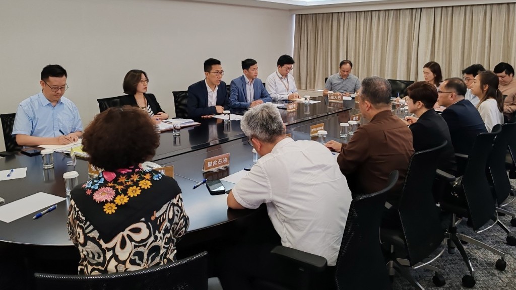澳門經濟及科技發展局與消費者委員會日前（22）會見石油業界，跟進「價格補貼計劃」的執行情況。澳門新聞局圖片