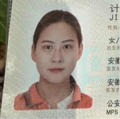 計女在芭提雅的泳池派對工作。泰國中文社