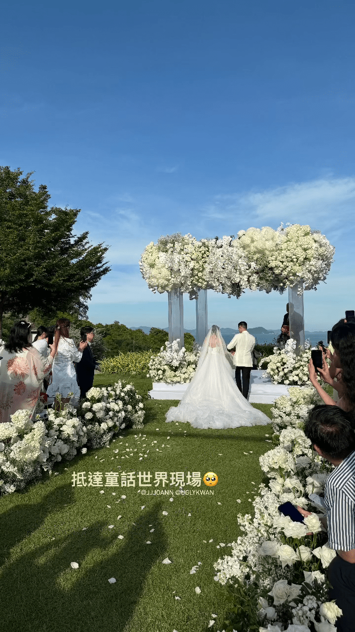 今日下午4时，关楚耀与Joann正式举行婚礼，现场俨如童话一样。