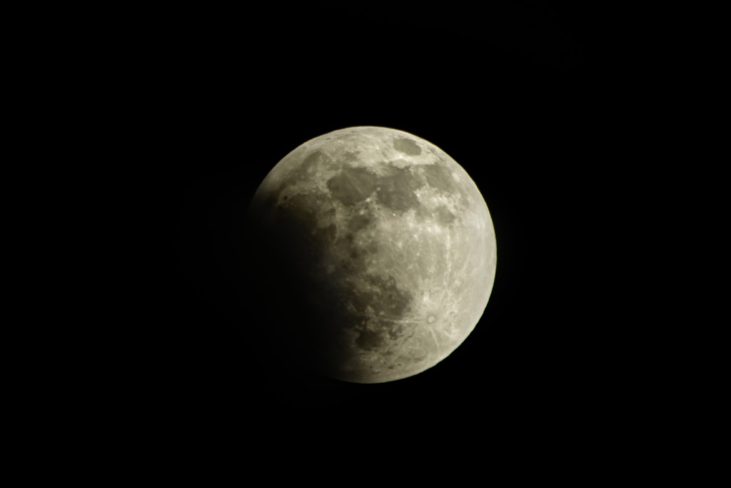 月偏食在10月29日上午１时59分开始。istock图片