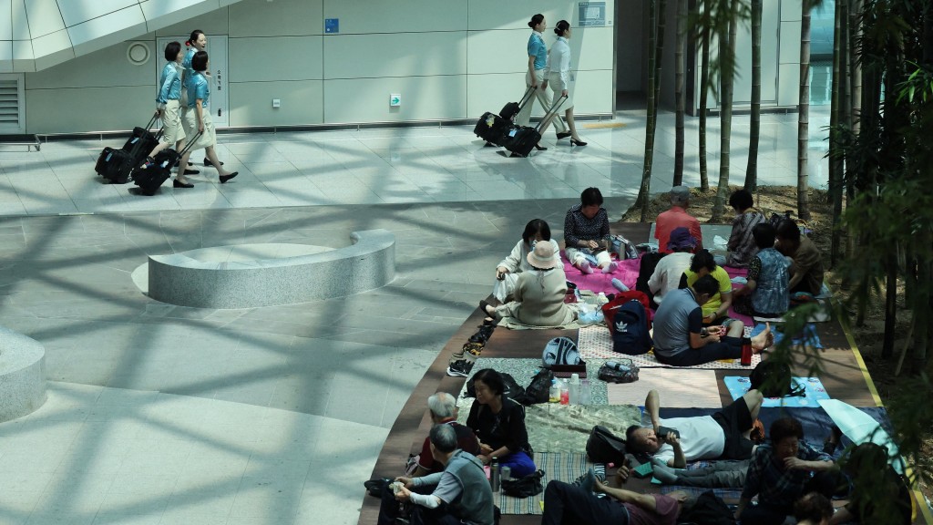 长者“进驻”仁川国际机场避暑。 路透社