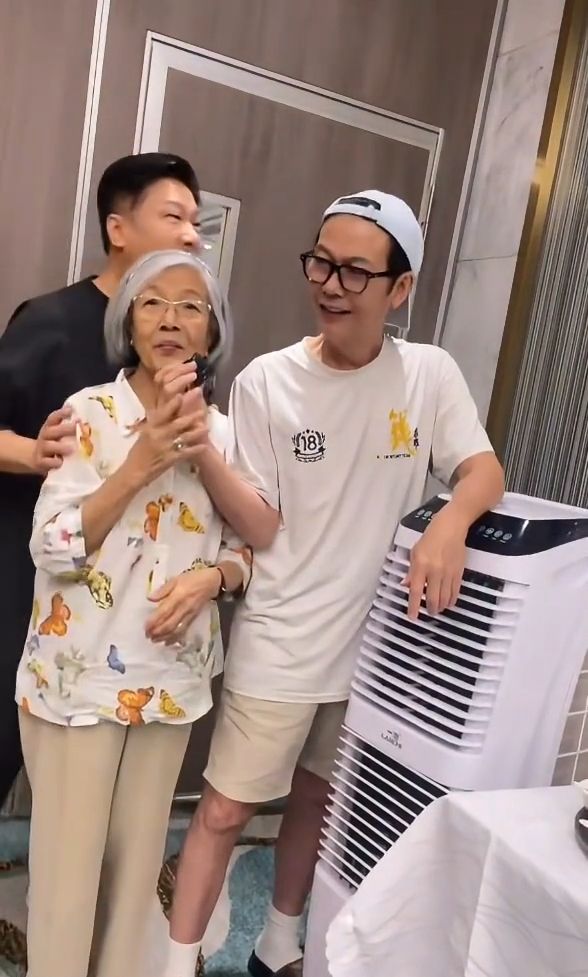 錢小豪與錢嘉樂陪媽媽出鏡。 錢小豪與錢嘉樂陪媽媽出鏡。