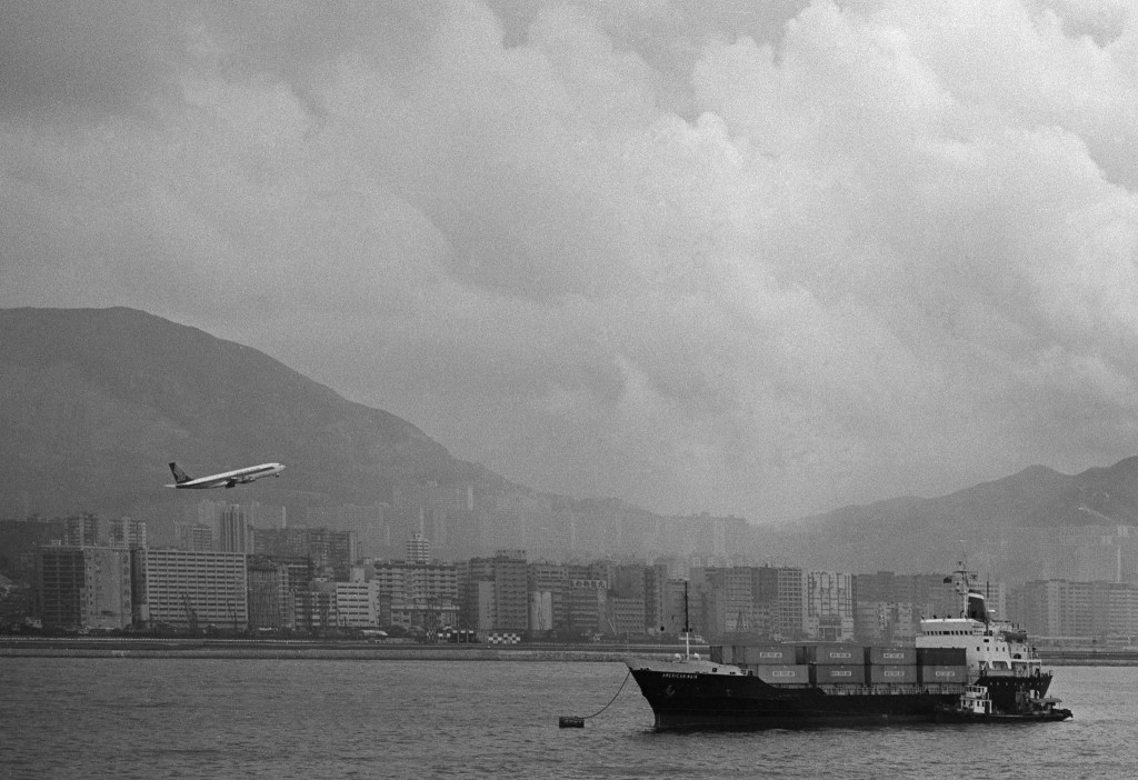 告别启德机场25载｜Greg Girard, View of Kowloon Bay with departing Singapore Airlines 707, Hong Kong 1975