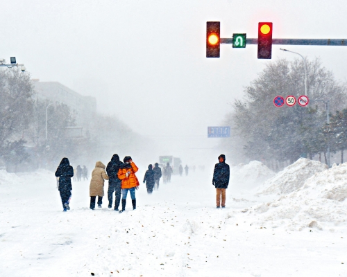 ■通遼市的大街嚴重積雪，無法通行。