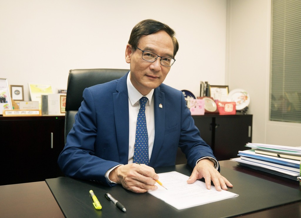 謝偉銓提出修訂議案,建議將每個塑膠購物袋的收費上調至2元。資料圖片