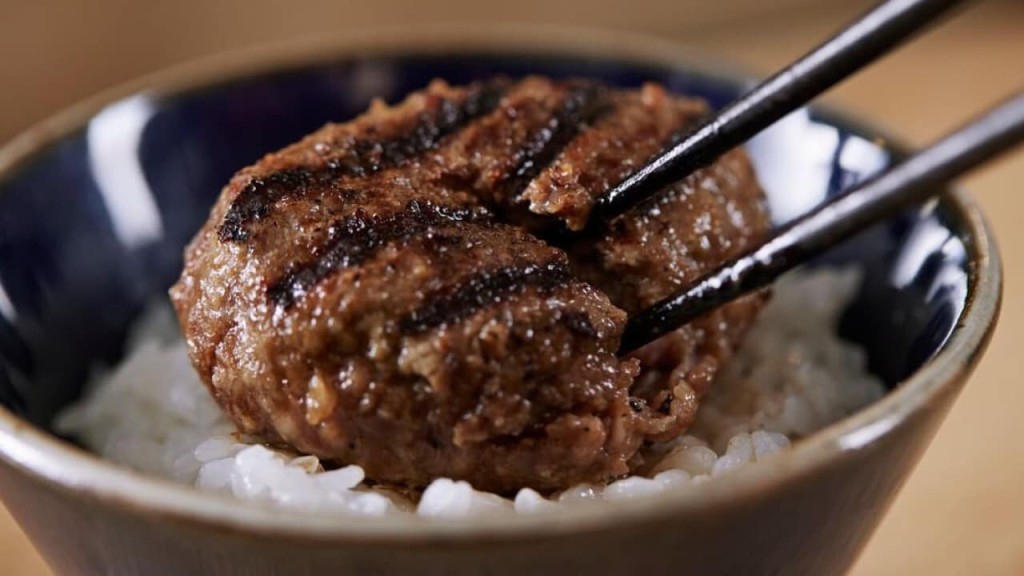 原裝版「挽肉と米」以新鮮炭火現烤漢堡扒配搭新鮮米飯馳名