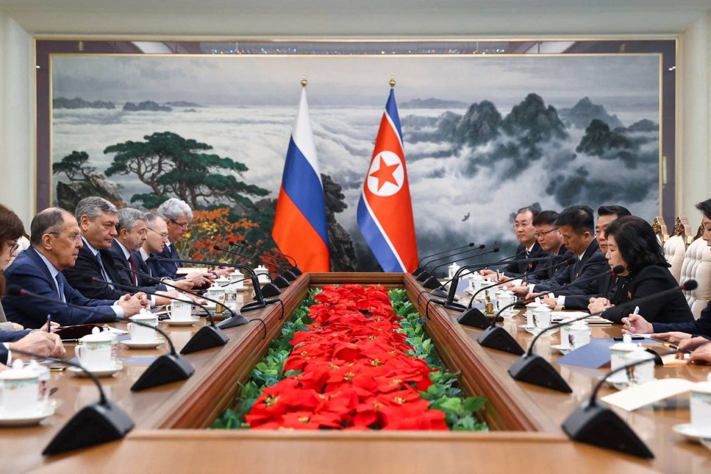 拉夫罗夫和北韩外长崔善姬举行会谈。路透社