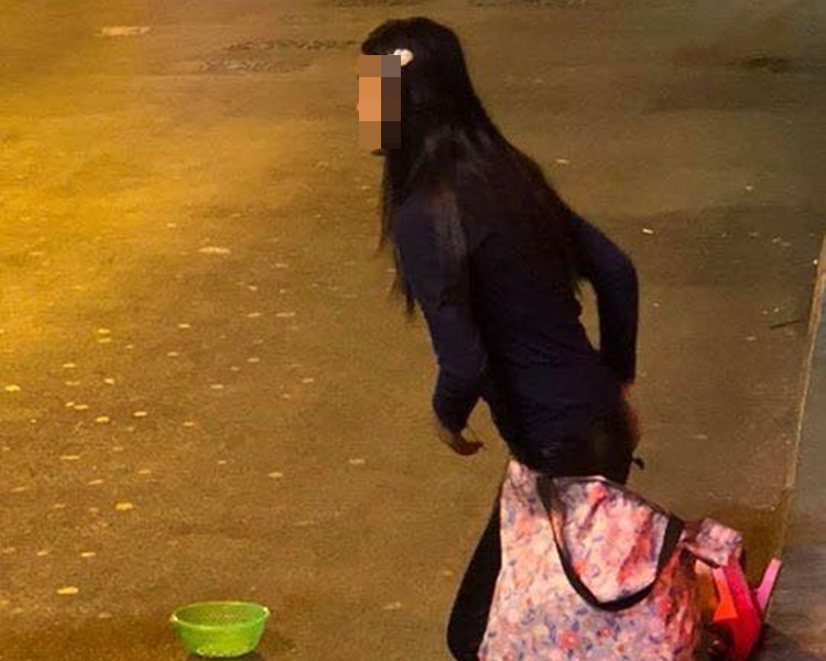 女乞丐穿胸圍跪地行乞。老實香港人圖片