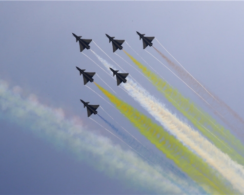 飛行表演由空軍八一飛行表演隊打頭陣。解放軍新聞傳播中心融媒體