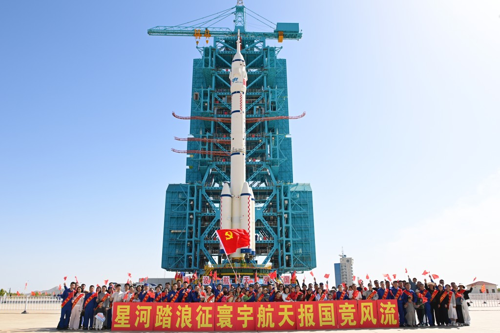 神舟二十三号载人飞船与长征二号F遥二十三运载火箭组合体转运至发射区。 新华社