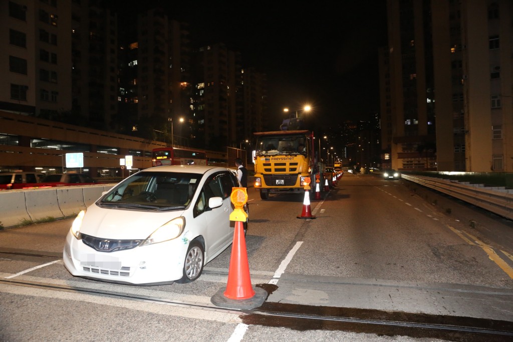 兩名修路工人工作期間遭私家車撞傷。