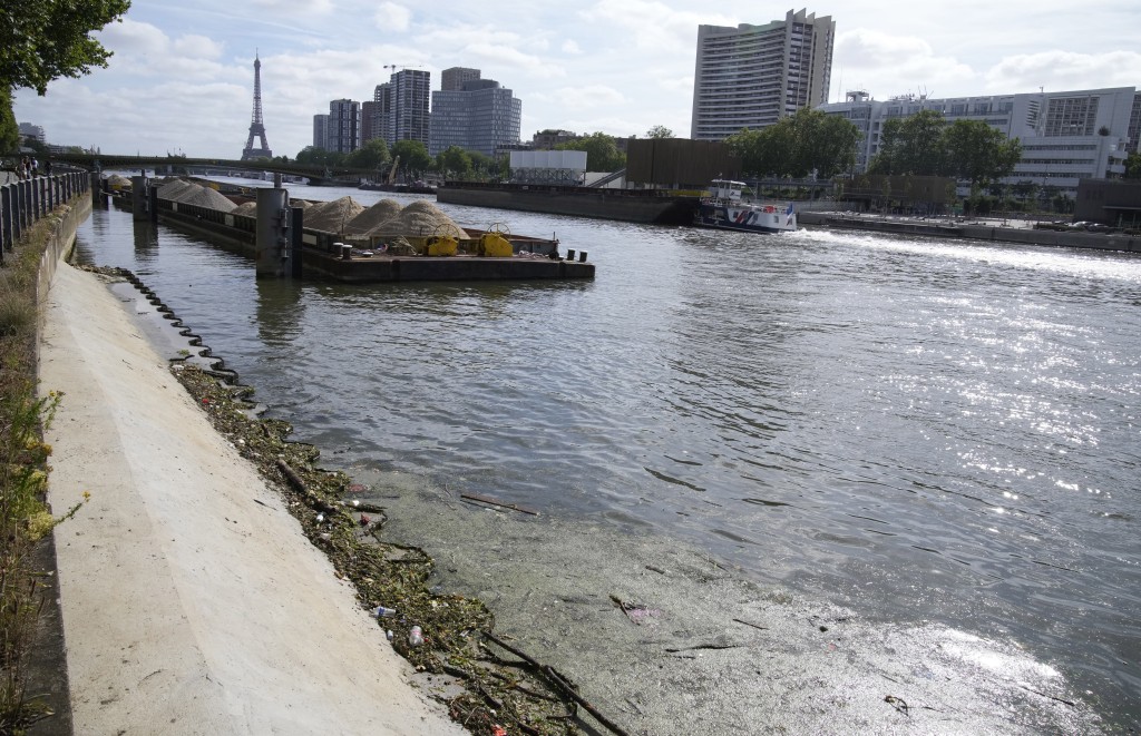 连月大雨导致塞纳河水量过大，而且水质污染严重。美联社