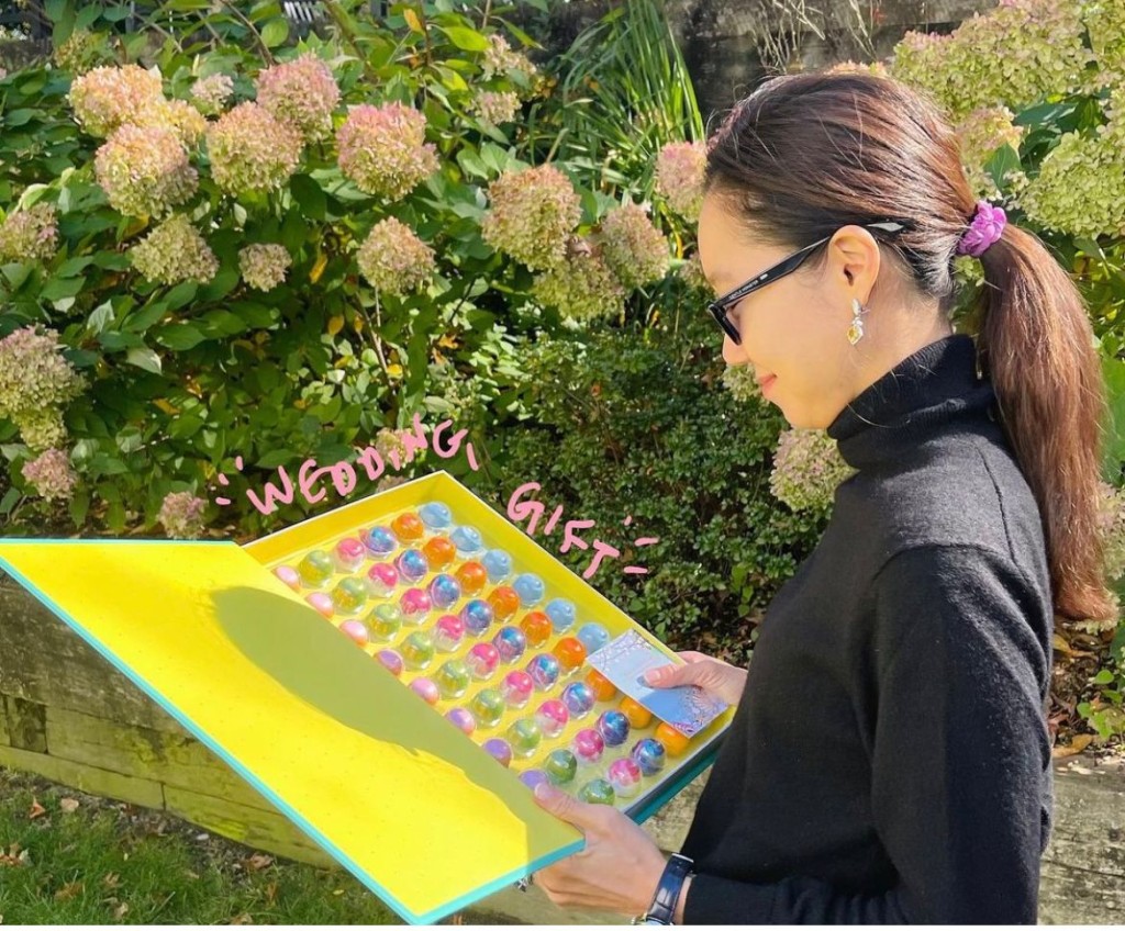 孔孝真收到嘅結婚禮物包括一大盒朱古力。