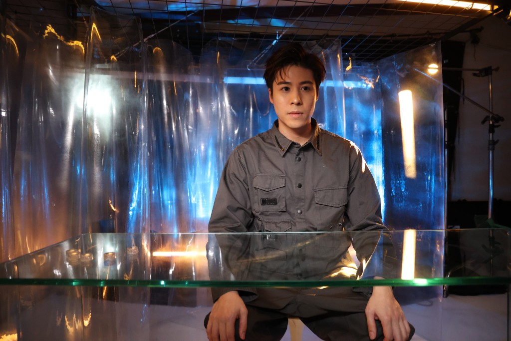 張子丰《保持通話》MV帶有科幻元素。