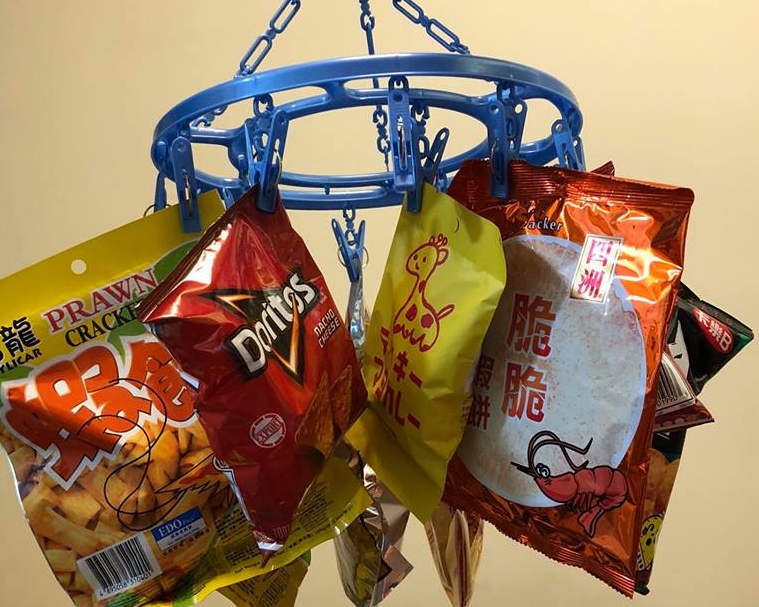 網民自製童年士多回憶，用晾衫架夾起了不同款的零食來逗小朋友。網民Vihk Lam/ fb群組「巴打絲打Facebook Club」