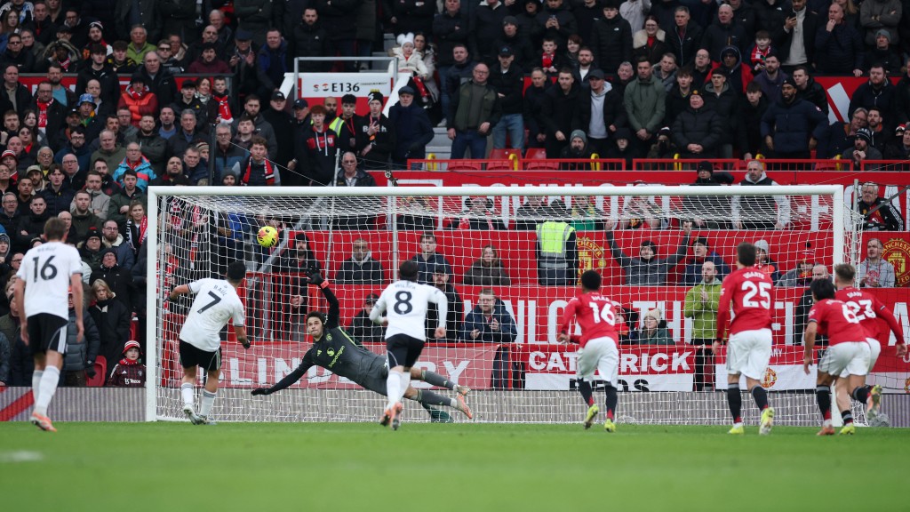 富咸末段吹起反擊號角，魯爾占美尼斯搏到12碼並親自射入。路透社