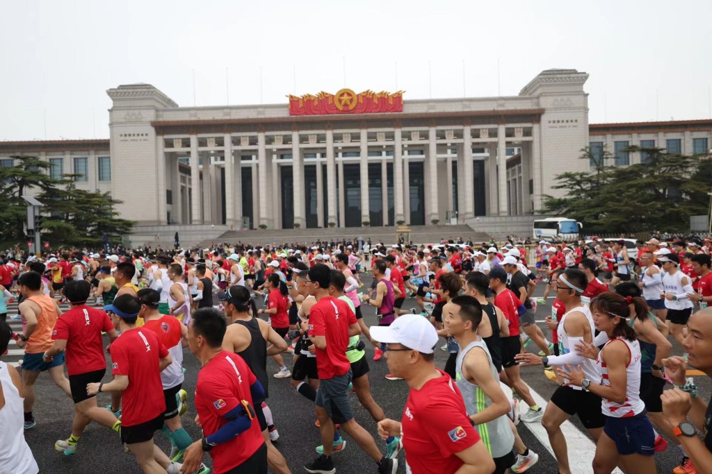 北京半马有逾2万人参加。新京报