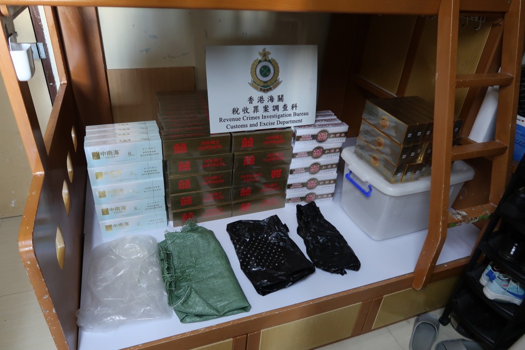 海關人員於牛頭角公屋單位的懷疑私煙貯存倉庫檢獲的懷疑私煙。