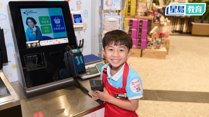 K3生楊狄熹坦言，以往逛超市只需要負責買東西，當上小店員卻要忙個不停。受訪者提供