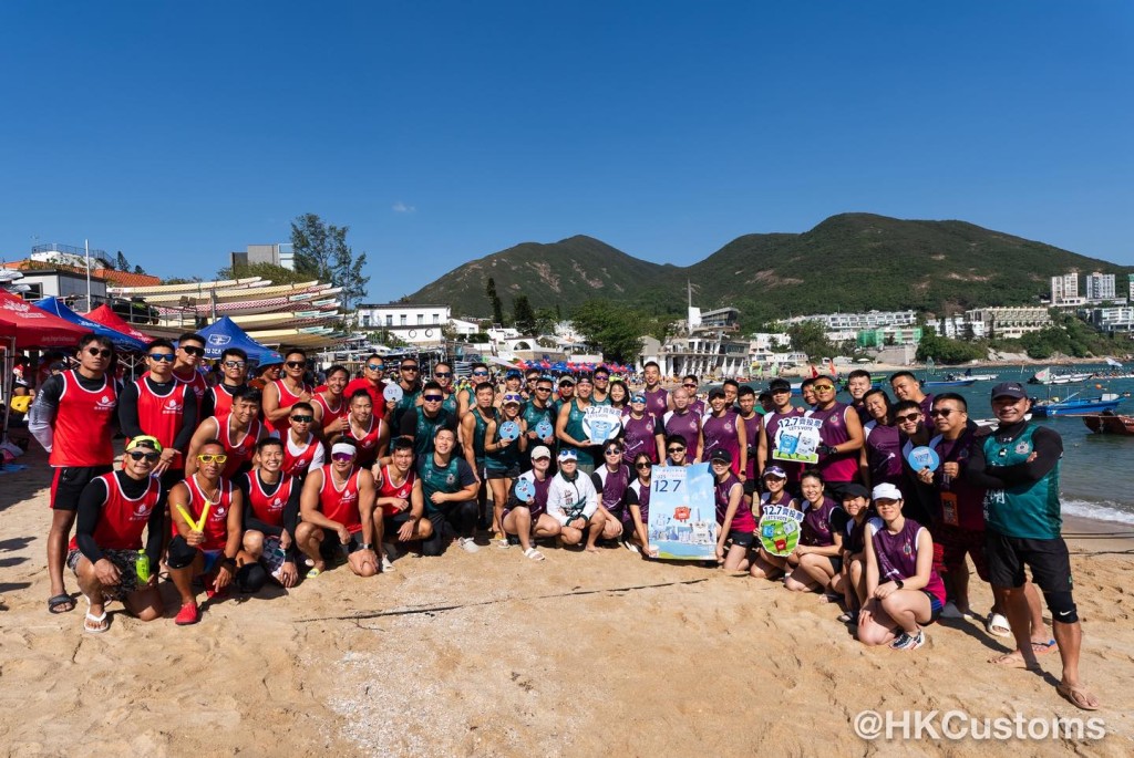 海關龍舟隊今日在赤柱參加「2025黑武士慈善中秋龍舟盃」,與多個政府部門同場競技,最終在比賽中奪得亞軍。香港海關FB圖片 海關龍舟隊今日在赤柱參加「2025黑武士慈善中秋龍舟盃」,與多個政府部門同場競技,最終在比賽中奪得亞軍。香港海關FB圖片