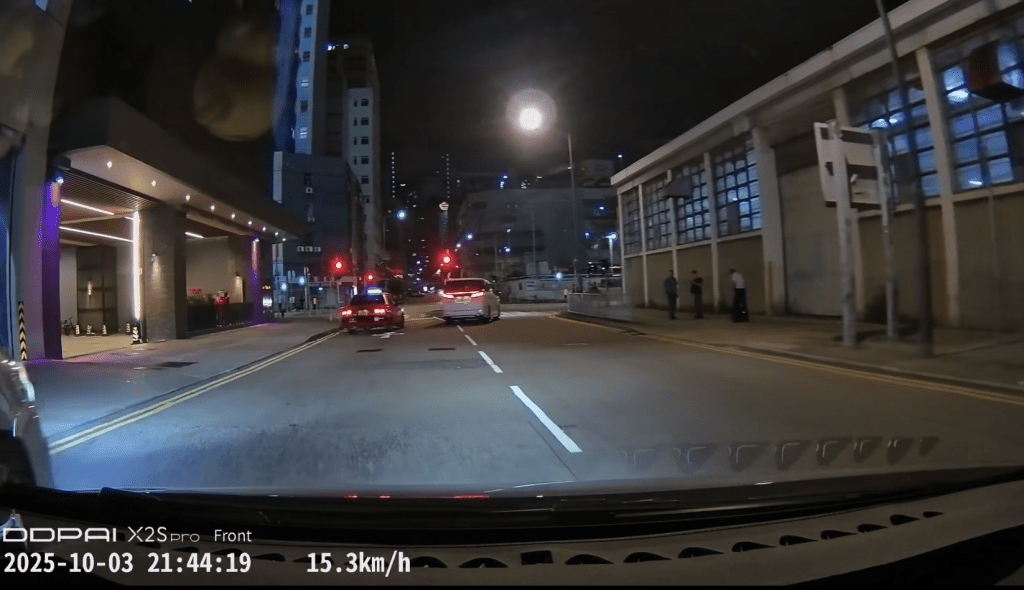 第三段影片則拍到白色七人車沿建豐街往震寰路方向駛去，當時紅燈，司機見狀越過一輀的士，違規切入對頭行車線並「衝燈」，繞過安全島轉彎駛走。fb「香港突發事故報料區及討論區」