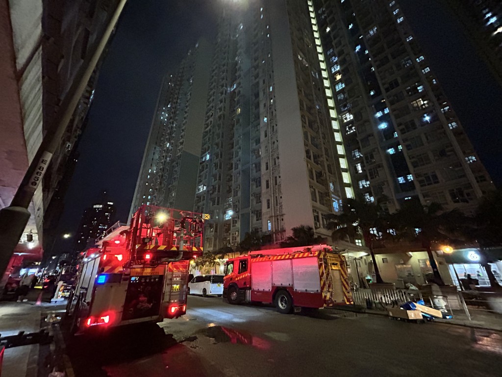 元州邨元慧樓有單位廚房起火。曾志恒攝
