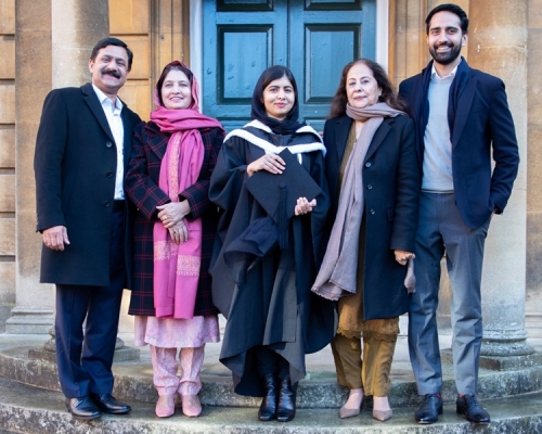 馬拉拉與父母和丈夫等人合照。Twitter