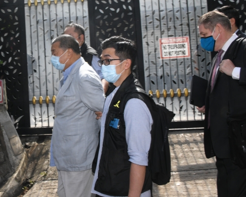 黎智英被捕。