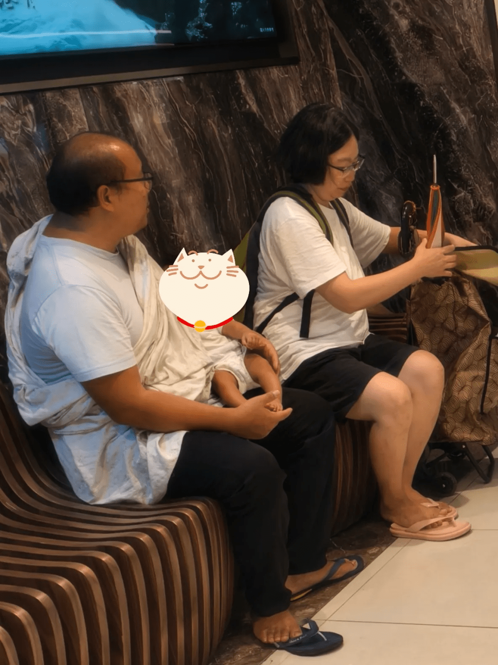 該網民下午約2時48分發相發文,驚訝地表示自己剛吃完午餐,竟然在長沙灣廣場撞見這對涉事男女。(相片來源:kaic_sweetie@Threads) 該網民下午約2時48分發相發文,驚訝地表示自己剛吃完午餐,竟然在長沙灣廣場撞見這對涉事男女。(相片來源:kaic_sweetie@Threads)