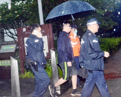 經勸解後青年(中)隨救護員送院檢查。