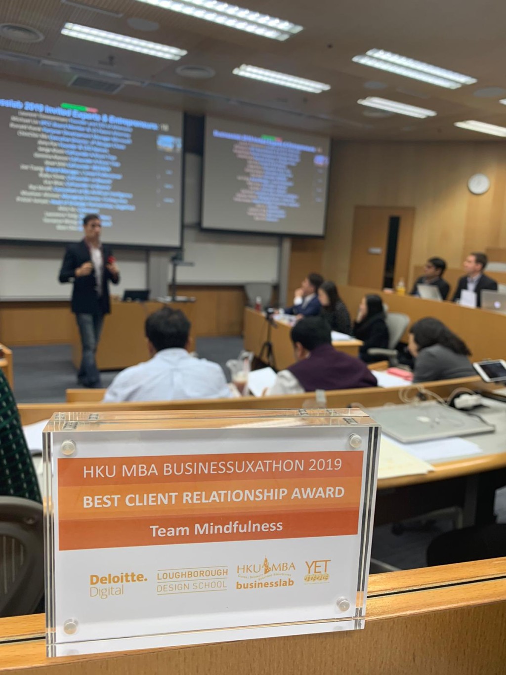 辭職後,Ariel於2018年考入港大攻讀MBA,邊讀書邊創業,期間試水電商、教育科技等多個行業,最終找準了適合自己的賽道。 辭職後,Ariel於2018年考入港大攻讀MBA,邊讀書邊創業,期間試水電商、教育科技等多個行業,最終找準了適合自己的賽道。