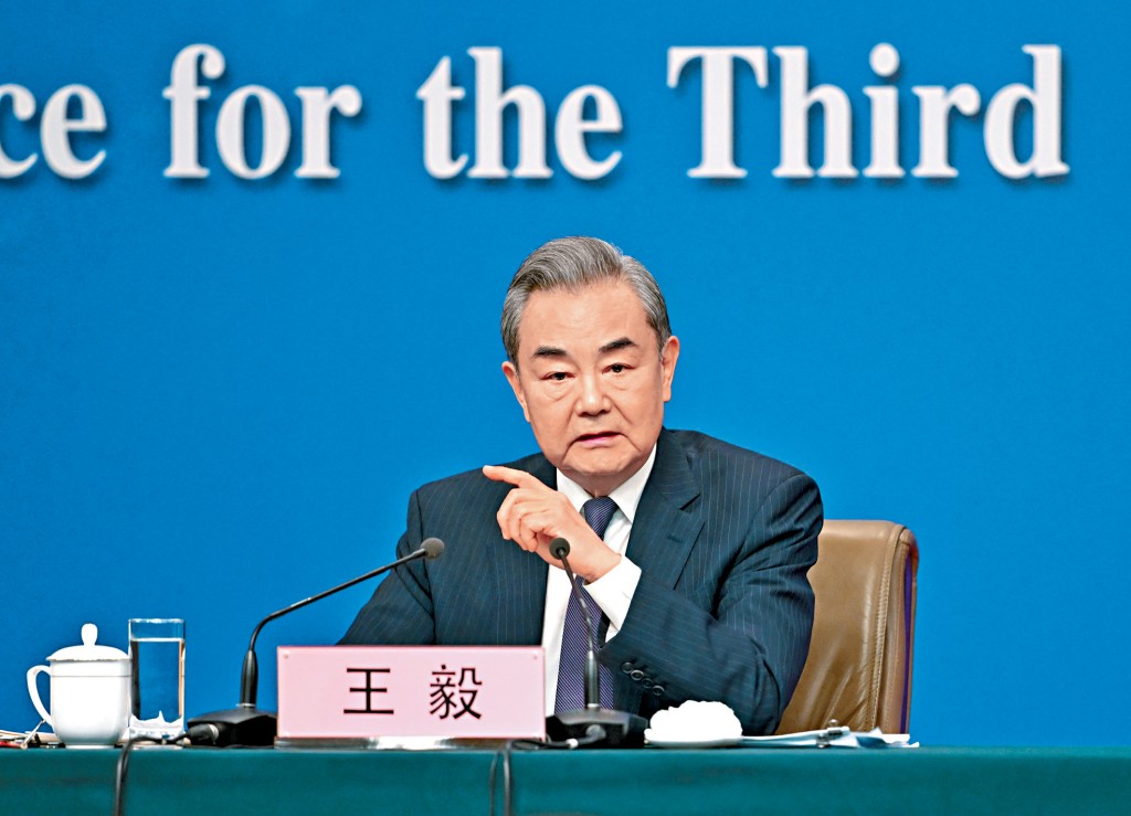 在一个半小时的记者会上，王毅回答了23条提问。